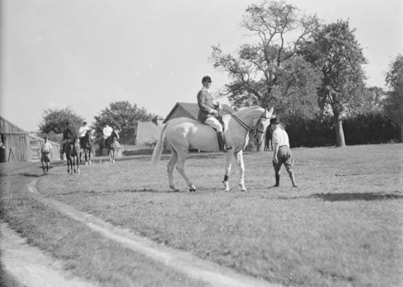 RECORD DATE NOT STATED East Hampton horse show, 1936. Creator: Arnold Genthe. Copyright:x HeritagexImagesx IMAGO ,2956463 ! ACHTUNG: AUFNAHMEDATUM GESCHÄTZT!  Copyright: HeritagexImagesx IMAGO