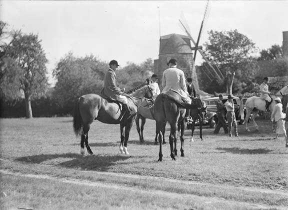 RECORD DATE NOT STATED East Hampton horse show, 1936. Creator: Arnold Genthe. Copyright:x HeritagexImagesx IMAGO ,2956466 ! ACHTUNG: AUFNAHMEDATUM GESCHÄTZT!  Copyright: HeritagexImagesx IMAGO