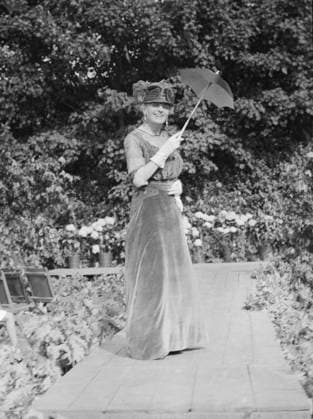RECORD DATE NOT STATED Fashion show, East Hampton, Long Island, between 1933 and 1942. Creator: Arnold Genthe. Copyright:x HeritagexImagesx IMAGO ,2956563 ! ACHTUNG: AUFNAHMEDATUM GESCHÄTZT!  Copyright: HeritagexImagesx IMAGO