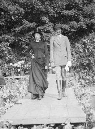 RECORD DATE NOT STATED Fashion show, East Hampton, Long Island, between 1933 and 1942. Creator: Arnold Genthe. Copyright:x HeritagexImagesx IMAGO ,2956564 ! ACHTUNG: AUFNAHMEDATUM GESCHÄTZT!  Copyright: HeritagexImagesx IMAGO