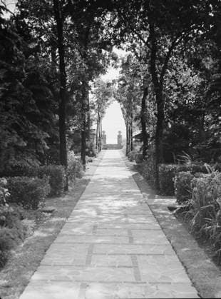 RECORD DATE NOT STATED Garden in East Hampton, Long Island, between 1933 and 1942. Creator: Arnold Genthe. Copyright:x HeritagexImagesx IMAGO ,2956597 ! ACHTUNG: AUFNAHMEDATUM GESCHÄTZT!  Copyright: HeritagexImagesx IMAGO