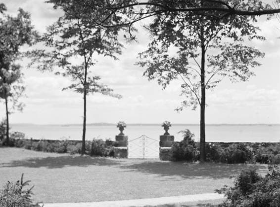 RECORD DATE NOT STATED Garden overlooking water, East Hampton, Long Island, between 1933 and 1942. Creator: Arnold Genthe. Copyright:x HeritagexImagesx IMAGO ,2956598 ! ACHTUNG: AUFNAHMEDATUM GESCHÄTZT!  Copyright: HeritagexImagesx IMAGO