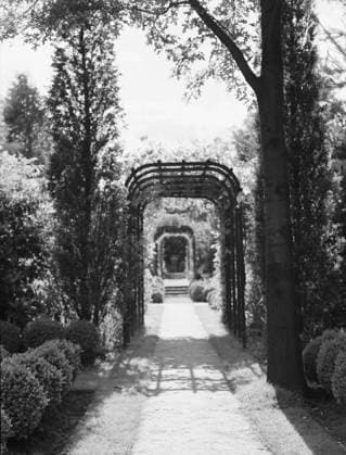 RECORD DATE NOT STATED Garden, East Hampton, Long Island, between 1933 and 1942. Creator: Arnold Genthe. Copyright:x HeritagexImagesx IMAGO ,2956599 ! ACHTUNG: AUFNAHMEDATUM GESCHÄTZT!  Copyright: HeritagexImagesx IMAGO