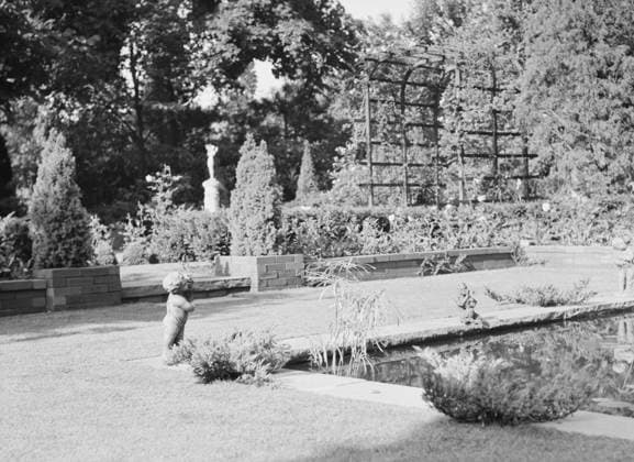 RECORD DATE NOT STATED Garden, East Hampton, Long Island, between 1933 and 1942. Creator: Arnold Genthe. Copyright:x HeritagexImagesx IMAGO ,2956600 ! ACHTUNG: AUFNAHMEDATUM GESCHÄTZT!  Copyright: HeritagexImagesx IMAGO