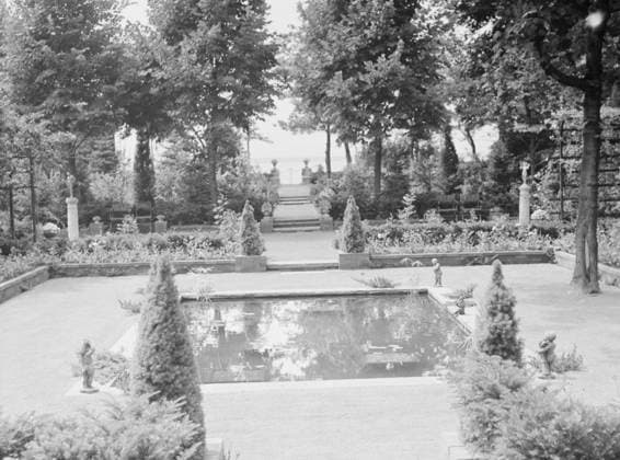 RECORD DATE NOT STATED Garden, East Hampton, Long Island, between 1933 and 1942. Creator: Arnold Genthe. Copyright:x HeritagexImagesx IMAGO ,2956601 ! ACHTUNG: AUFNAHMEDATUM GESCHÄTZT!  Copyright: HeritagexImagesx IMAGO