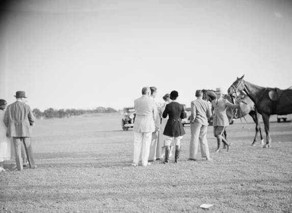 RECORD DATE NOT STATED Horse show, East Hampton, Long Island., between 1933 and 1942. Creator: Arnold Genthe. Copyright:x HeritagexImagesx IMAGO ,2956696 ! ACHTUNG: AUFNAHMEDATUM GESCHÄTZT!  Copyright: HeritagexImagesx IMAGO