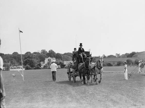 RECORD DATE NOT STATED Horse show, East Hampton, Long Island., between 1933 and 1942. Creator: Arnold Genthe. Copyright:x HeritagexImagesx IMAGO ,2956697 ! ACHTUNG: AUFNAHMEDATUM GESCHÄTZT!  Copyright: HeritagexImagesx IMAGO