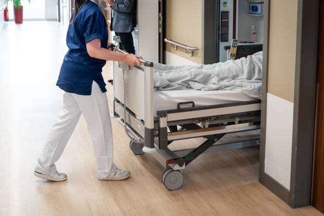 Bundeswirtschaftsminister und Bundesarbeitsminister besuchen die Charite in Berlin Symbolbild Pflegepersonal beim schieben von einem Pratient im Krankenbett ins Krankenzimmer Deutschland *** Federal Minister of Economics and Federal Minister of Labor visit the Charite in Berlin Symbolic image Nursing staff pushing a patient in the hospital bed into the hospital room Germany