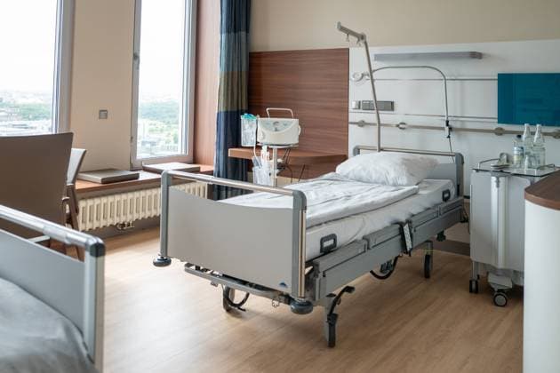 Bundeswirtschaftsminister und Bundesarbeitsminister besuchen die Charite in Berlin Symbolfoto Krankenzimmer eines Krankenhaus Deutschland *** Federal Minister of Economics and Federal Minister of Labor visit the Charite in Berlin symbol photo sickroom of a hospital Germany