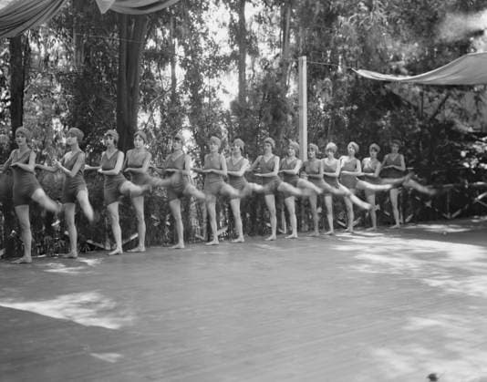 RECORD DATE NOT STATED Ruth St. Denis dancers, between 1910 and 1935. Creator: Arnold Genthe. Copyright:x HeritagexImagesx IMAGO ,2957084 ! ACHTUNG: AUFNAHMEDATUM GESCHÄTZT!  Copyright: HeritagexImagesx IMAGO