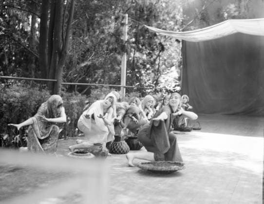 RECORD DATE NOT STATED Ruth St. Denis dancers, between 1910 and 1935. Creator: Arnold Genthe. Copyright:x HeritagexImagesx IMAGO ,2957087 ! ACHTUNG: AUFNAHMEDATUM GESCHÄTZT!  Copyright: HeritagexImagesx IMAGO