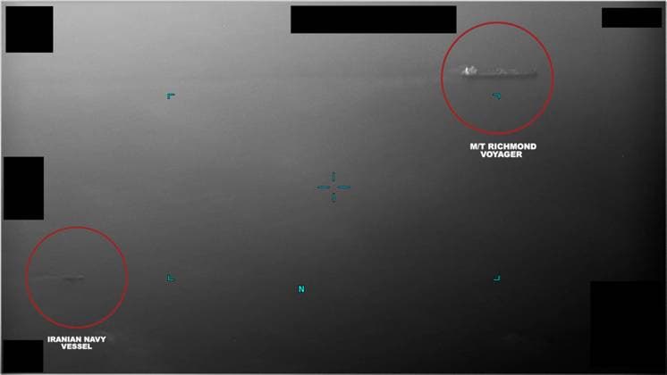 News Bilder des Tages Screenshot of video captured of an Iranian naval vessel during an attempt to unlawfully seize a commercial tanker in the Gulf of Oman, on July 5, 2023. The Iranian vessel departed following the arrival of the U.S. Navy guided-missile destroyer USS McFaul (DDG 74). Photo via U.S. Navy  WAX2023070503 U.S.xNAVY
