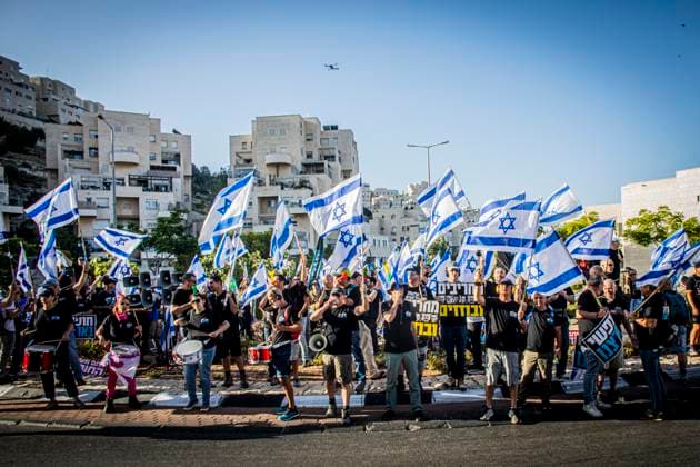 Bilder des Jahres 2023, News 07 Juli News Themen der Woche KW27 News Bilder des Tages July 5, 2023, Jerusalem, Israel: Anti reform protestors wave Israeli flags during a demonstration. Over 200 protesters against the government s judicial overhaul demonstrated in front of Har Hamor yeshiva headed by Rabbi Zvi Tau, the protesters said that the Yeshiva, symbolizes the messianic stream that is leading the regime coup. Jerusalem Israel - ZUMAs197 20230705_zaa_s197_121 Copyright: xEyalxWarshavskyx