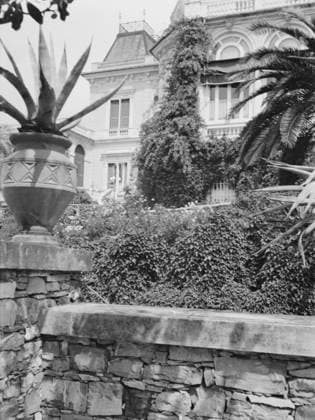 RECORD DATE NOT STATED Unidentified building, possibly in Charleston, South Carolina, or New Orleans, between 1920 and 1926 Creator: Arnold Genthe. Copyright:x HeritagexImagesx IMAGO ,2958246 ! ACHTUNG: AUFNAHMEDATUM GESCHÄTZT!  Copyright: HeritagexImagesx IMAGO