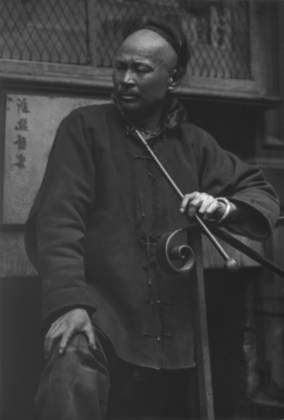RECORD DATE NOT STATED The shoe maker, Chinatown, San Francisco, between 1896 and 1906. Creator: Arnold Genthe. Copyright:xHeritagexArt HeritagexImagesx IMAGO ,2958737 ! ACHTUNG: AUFNAHMEDATUM GESCHÄTZT!  Copyright:HeritagexArt HeritagexImagesx IMAGO