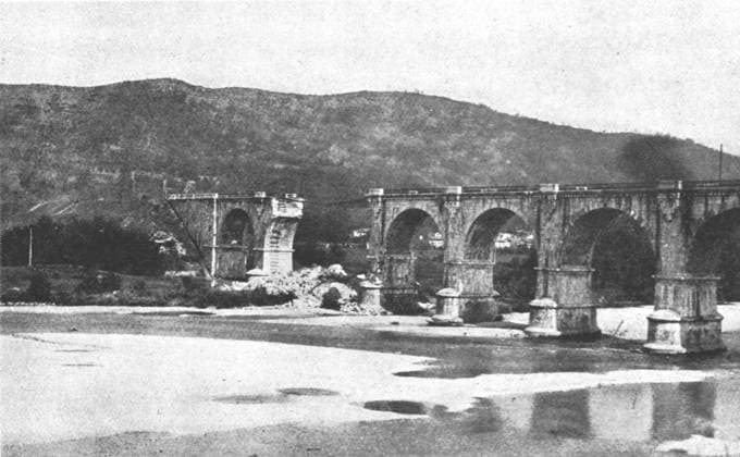 RECORD DATE NOT STATED Les Italiens a Gorizia; le pont du chemin de fer sur l Isonzo , 1916 Creator: Unknown. Copyright:xtransporte,transporte,Europa,rio,Italy,Italiano,estradasxdexferro,pa?s,cruzamento,geografia,estradaxdexferro,cor,osxdanos,danificado,guerra,partexdianteira,posi??o,s?culo,primeiraxguerraxdexmundo,conceito,batalha,B&W,pontexrailway,Cor,,World.war.i,WWI,campoxdexbatalha,pretox&xbranco,pretoxexbranco,B W,brancoxexpreto,GuerraxDexMundoxUma,1910s,20oxs?culo,Friuli-VeneziaxGiulia,ThexPrintxCollector,BattlexofxthexIsonzo,photograph,Unknown,Gorizia,Isonzo,SixthxBattlexofxthexIsonzo,Soca,BattlesxofxthexIsonzo,IsonzoxFront,BattlexofxGoriziax IMAGO ,2962019 ! ACHTUNG: AUFNAHMEDATUM GESCHÄTZT!  Copyright:transporte,transporte,Europa,rio,Italy,Italiano,estradasxdexferro,pa?s,cruzamento,geografia,estradaxdexferro,cor,osxdanos,danificado,guerra,partexdianteira,posi??o,s?culo,primeiraxguerraxdex