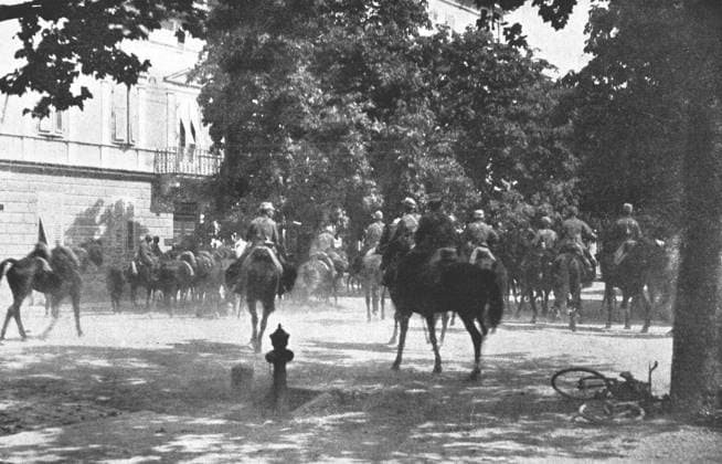 RECORD DATE NOT STATED Apres la prise de Gorizia - La cavalerie italienne devant le Palais du Commandement , 1916. Creator: Unknown. Copyright:xexterior,aoxarxlivre,Europa,animal,Italy,Italiano,povos,macho,homem,homens,animais,cavalos,cavalo,equita??o,cavaleiro,cidade,pa?s,?ustria,guy,cor,Austrian,militar,guerra,partexdianteira,posi??o,For?asxArmadas,s?culo,imp?rio,soldados,primeiraxguerraxdexmundo,horseback,conceito,batalha,B&W,cavalaria,Ex?rcito,guerra,Cor,,World.war.i,WWI,pretox&xbranco,pretoxexbranco,B W,for?asxarmadas,brancoxexpreto,GuerraxDexMundoxUma,1910s,20oxs?culo,Friuli-VeneziaxGiulia,ThexPrintxCollector,BattlexofxthexIsonzo,photograph,Unknown,Austria-Hungary,Austro-HungarianxEmpire,Gorizia,SixthxBattlexofxthexIsonzo,BattlesxofxthexIsonzo,IsonzoxFront  Copyright:exterior,aoxarxlivre,Europa,animal,Italy,Italiano,povos,macho,homem,homens,animais,cavalos,cavalo,equita??o,cavaleiro,cidade,pa?s,?ustria,guy,cor,Austrian,militar,guerra,partexdianteira,posi