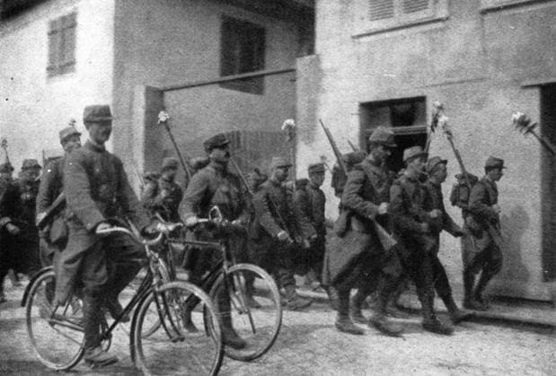 RECORD DATE NOT STATED En Alsace et sur la Frontiere; nos fantassins et un etat-major de brigade entrent a Thann , 1914. Creator: Unknown. Copyright:x4950x3354x IMAGO ,2962442 ! ACHTUNG: AUFNAHMEDATUM GESCHÄTZT!  Copyright:4950x3354x IMAGO