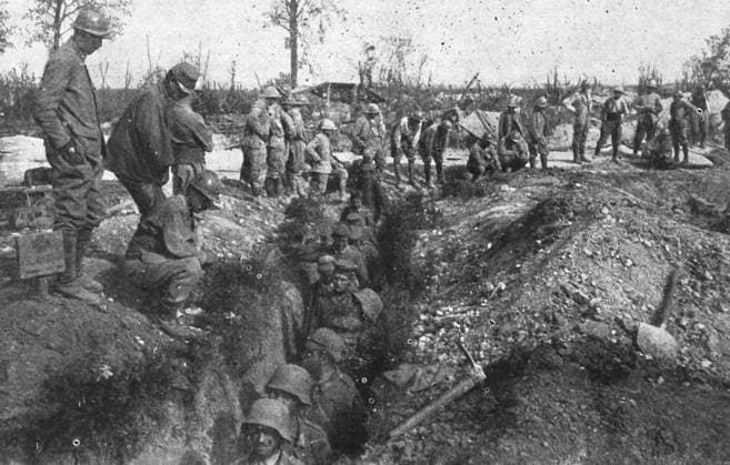 RECORD DATE NOT STATED Derriere la bataille, au Sud de la Somme: avant, pendant et apres une attaque.. , 1916. Creator: Unknown. Copyright:xGermany,povos,macho,homem,homens,Alem?o,pa?s,Franc?s,France,guy,cor,conflito,militar,guerra,partexdianteira,posi??o,For?asxArmadas,s?culo,prisioneiro,fotografia,soldados,soldado,primeiraxguerraxdexmundo,wartime,conceito,batalha,foto,B&W,Ex?rcito,guerra,trincheira,trincheiras,publica??o,Cor,,World.war.i,WWI,prisioneiroxdexguerra,pretox&xbranco,pretoxexbranco,B W,for?asxarmadas,brancoxexpreto,GuerraxDexMundoxUma,20oxs?culo,POWs,prisioneiroxdexguerra,prisioneirosxdexguerra,ThexPrintxCollector,photograph,Unknown,L Illustrationx IMAGO ,2962581 ! ACHTUNG: AUFNAHMEDATUM GESCHÄTZT!  Copyright:Germany,povos,macho,homem,homens,Alem?o,pa?s,Franc?s,France,guy,cor,conflito,militar,guerra,partexdianteira,posi??o,For?asxArmadas,s?culo,prisioneiro,fotografia,soldados,soldado,primeiraxgue