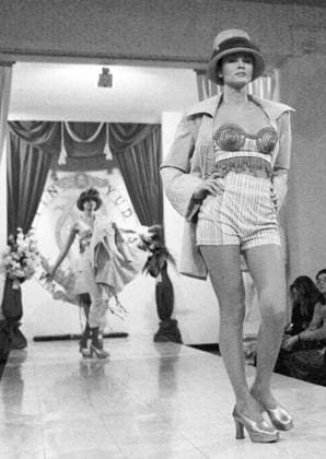 SHOW CLOTHES YUDASHKIN 76228 08.07.1994 Models of Valentin Yudashkin House demonstrating fashions from spring and summer collection. Vitaliy Arutjunov Sputnik Moscow Russia  Copyright: xVitaliyxArutjunovx