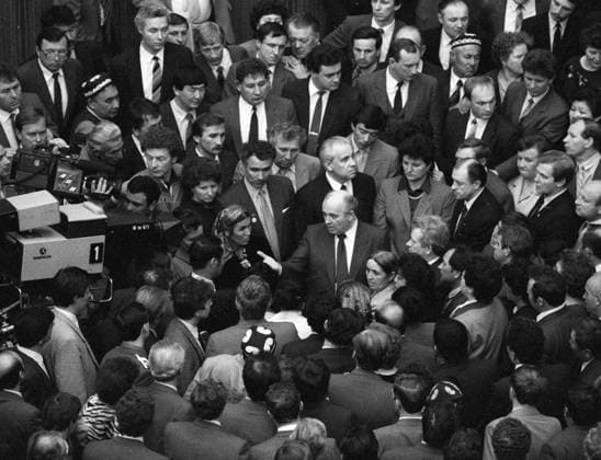 Gorbachev deputies congress 28165 10.05.1989 General Secretary of the CPSU Central Committee Mikhail Gorbachev (center) among deputies in the interval between sessions of the Peoples Deputies Congress. Vladimir Rodionov Sputnik Moscow Russia  Copyright: xVladimirxRodionovx