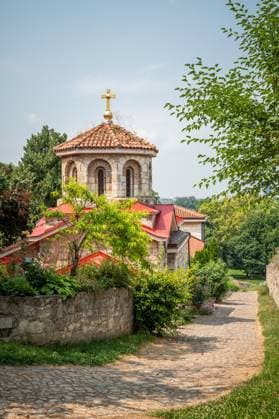 Außenaufnahme der Kirche der Heiligen Petka im Kalemegdan Park. Belgrad Serbien *** Exterior photo of the Church of St. Petka in Kalemegdan Park Belgrade Serbia