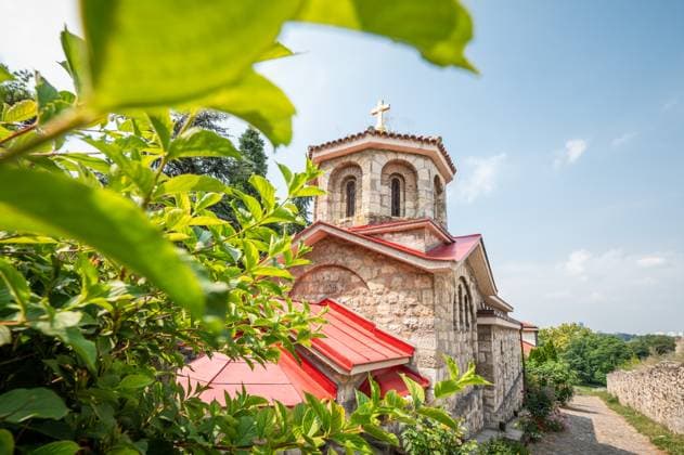 Außenaufnahme der Kirche der Heiligen Petka im Kalemegdan Park. Belgrad Serbien *** Exterior photo of the Church of St. Petka in Kalemegdan Park Belgrade Serbia