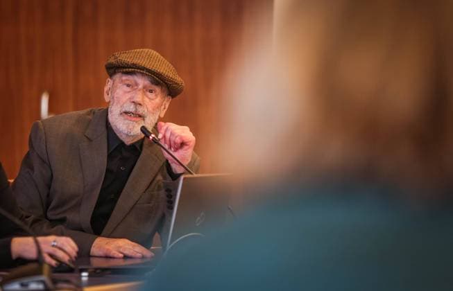 Architekt Peter Kulka vor der Gestaltungskomission des Stadtrat. , Honorarfrei für Produkte von Sächsische.de und Sächsischer Zeitung *** Architect Peter Kulka in front of the design committee of the city council, free of charge for products of Sächsische de and Sächsische Zeitung