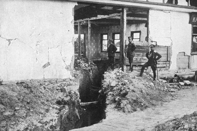 RECORD DATE NOT STATED L offensive russe; une tranchee autrichienne dans une maison en ruines a Doubno..., 1916 (1924) Creator: Unknown. Copyright:x6448x IMAGO ,2969556 ! ACHTUNG: AUFNAHMEDATUM GESCHÄTZT!  Copyright:6448x IMAGO