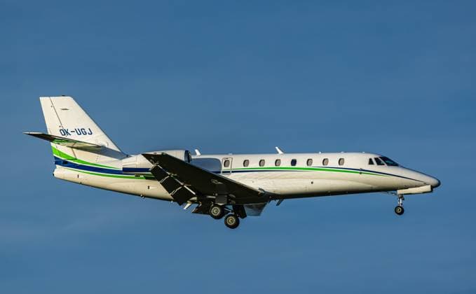 Eine Cessna 680 Citation Sovereign von Smartwings befindet sich im Landeanflug auf den Flughafen Zürich. Registration OK-UGJ. (Zürich, Schweiz, 14.04.2023) Flugzeuge