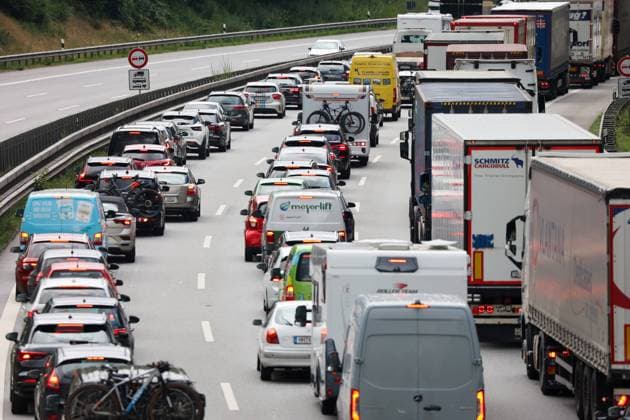 Stau auf der Autobahn DEU, Deutschland, Hamburg: Fahrzeuge stauen sich zu Ferienbeginn auf der Autobahn A7 bei Hamburg-Marmstorf in Richtung Norden. In Bremen, Niedersachsen und Sachsen-Anhalt haben die Ferien begonnen. Hamburg Hamburg Deutschland *** Traffic jam on the freeway DEU, Germany, Hamburg Vehicles are jammed at the beginning of the vacations on the A7 freeway near Hamburg Marmstorf heading north In Bremen, Lower Saxony and Saxony Anhalt, the vacations have begun Hamburg Hamburg Germany