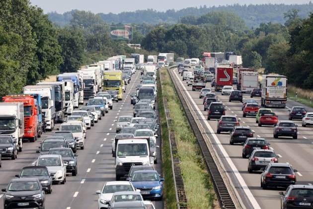 News Themen der Woche KW27 News Bilder des Tages Stau auf der Autobahn DEU, Deutschland, bei Hamburg: Fahrzeuge stauen sich zu Ferienbeginn auf der Autobahn A1 bei Meckelfeld an der Grenze zu Hamburg in Richtung Norden. In Bremen, Niedersachsen und Sachsen-Anhalt haben die Ferien begonnen. Meckelfeld Niedersachsen Deutschland *** Traffic jam on the freeway DEU, Germany, near Hamburg Vehicles are jammed at the beginning of the vacations on the A1 freeway near Meckelfeld on the border with Hamburg to the north In Bremen, Lower Saxony and Saxony Anhalt, the vacations have begun Meckelfeld Lower Saxony Germany