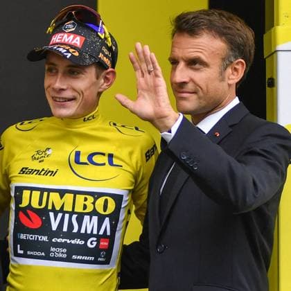 Entertainment Themen der Woche KW27 Entertainment Bilder des Tages Macron On The Tour De France s Stage 6 Finish Line President of France Emmanuel Macron with Jonas Vingegaard of Denmark, from Team Jumbo Visma celebrating on the podium as he secured the general individual classification yellow jersey after the sixth stage of the 110th Tour de France cycling race over 144.9 kilometers (90 miles) with start in Tarbes and finish in Cauterets-Cambasque, France, Thursday, July 6, 2023. Photo by jeep.vidon Pool ABACAPRESS.COM Cauterets-Cambasque France  Copyright: xPool ABACAx 859830_010 Pool ABACAx 859830_010
