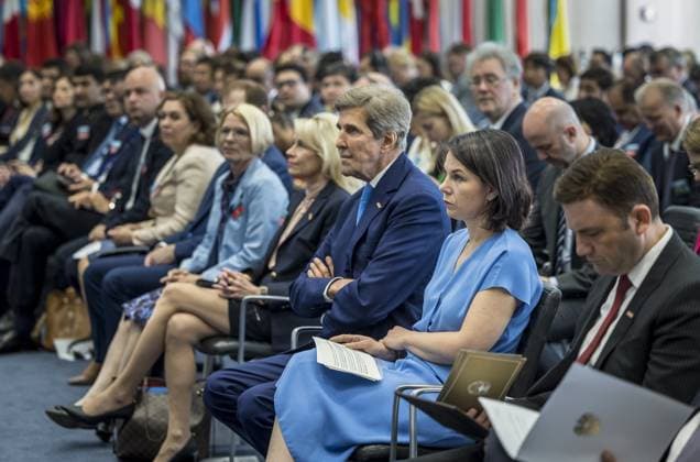 Bilder des Jahres 2023, News 07 Juli News Themen der Woche KW27 News Bilder des Tages Annalena Baerbock (Buendnis 90 Die Gruenen), Bundesaussenministerin, auf der OSCE High-Level Conference on Climate Change. Hier u.a. mit John Kerry, Sondergesandter des US-Praesidenten fuer das Klima. Wien Oesterreich *** Annalena Baerbock Buendnis 90 Die Gruenen , German Foreign Minister, at the OSCE High Level Conference on Climate Change Here with John Kerry, Special Envoy of the US President for Climate Vienna Austria Copyright: xThomasxKoehlerx