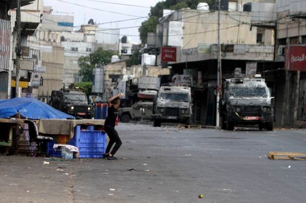 Bilder des Jahres 2023, News 07 Juli News Themen der Woche KW27 News Bilder des Tages Palestinian youths throw stones at passing Israeli armoured vehicles in clashes during an Israeli military raid in the old city of Nablus in the West Bank Palestinian youths throw stones at passing Israeli armoured vehicles in clashes during an Israeli military raid in the old city of Nablus in the West Bank on July 7, 2023. Photo by Mohammed Nasser apaimages Nablus West Bank Palestinian Territory 070723_NABLUS_MN_00 (5) Copyright: xapaimagesxMohammedxNasserx xapaimagesx