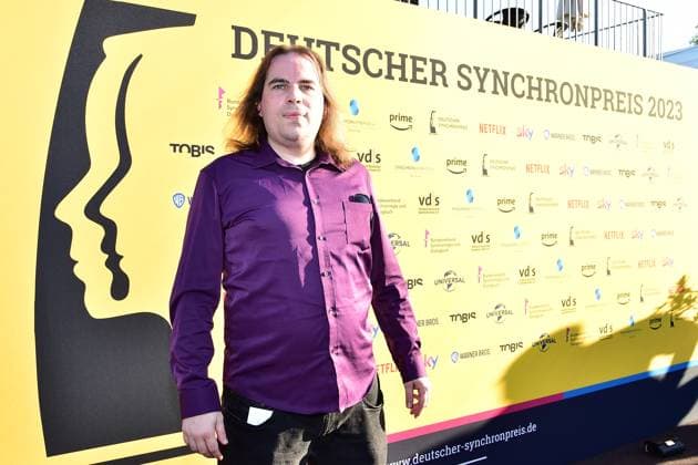 Deutschen Synchronpreis 2023 Tobias Becker, Nachwuchspreios für Netflix und Amazon Ankunft, zum Deutschen Synchronpreis 2023 im TIPI in Berlin am 07.07.2023