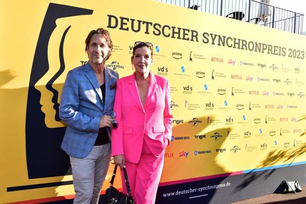 Deutschen Synchronpreis 2023 Falk Willy-Wild, Katy Karrenbauer Ankunft, zum 4. Deutschen Synchronpreis 2023 im TIPI in Berlin am 07.07.2023