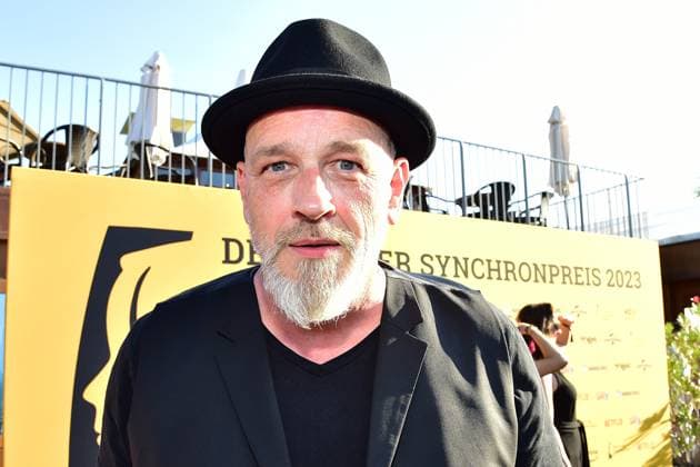Deutschen Synchronpreis 2023 Torsten Sträter, deutscher Komiker, Kabarettist und Slam-Poet sowie Schriftsteller, Hörbuchsprecher und Synchronsprecher Ankunft, zum 4. Deutschen Synchronpreis 2023 im TIPI in Berlin am 07.07.2023