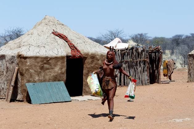 IMAGO Cultures of the world, Himba Volk in Namibia Himba girl with souvenirs for sale in traditional village NAMIBIA, KAMANJAB, OCTOBER 10: Himba girl with souvenirs for sale in the Himba village in northern Namibia, near Kamanjab city, October 10, 2014, Namibia Copyright: xZoonar.com ARTUSHx 8165023