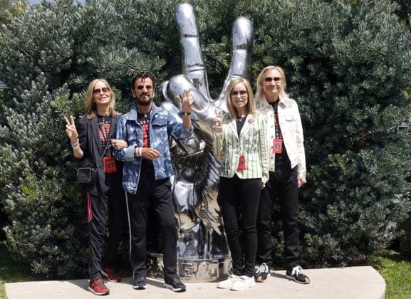Bilder des Jahres 2023, Entertainment 07 Juli Entertainment Themen der Woche KW27 Entertainment Bilder des Tages Ringo Starr?s peace & love birthday celebration. Featuring: Barbara Bach, Ringo Starr, Marjorie Bach, Joe Walsh Where: Beverly Hills, California, United States When: 07 Jul 2023 Credit: Faye s Vision Cover Images Copyright: xx 52877300 EDITORIAL USE ONLY. NOT FOR USE BY NEWSPAPERS BASED IN THE UK.