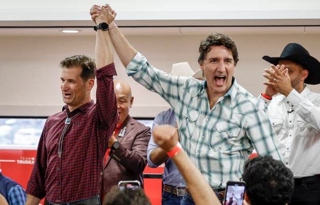 News Bilder des Tages July 7, 2023, Calgary, AB, Canada: Prime Minister Justin Trudeau, right, holds up the arm of by-election candidate Elliot Weinstein while attending a Liberal Party of Canada event in Calgary. Calgary Canada  - ZUMAc35_ 20230707_zaf_c35_061 Copyright: xJeffxMcintoshx