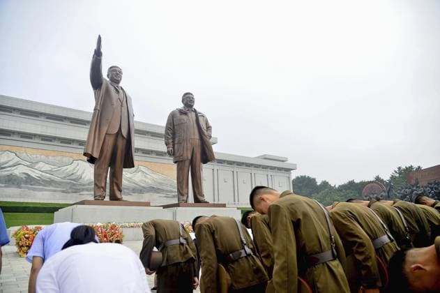 Bilder des Jahres 2023, News 07 Juli News Themen der Woche KW27 News Bilder des Tages 29th anniv. of Kim Il Sung s death People bow to statues of North Korea s founder Kim Il Sung (L) and his son and former leader Kim Jong Il at Mansu Hill in Pyongyang on July 8, 2023, the 29th anniversary of the death of Kim Il Sung.  A14AA0001664178P 