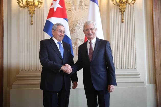Raul Castro Meets French National Assembly President - Paris French National Assembly President Claude Bartolone shakes hands with Cuba s President Raul Castro Ruz during their meeting at Hotel de Lassay, National Assembly in Paris, France on February 2, 2016. Raul Castro is on an official state visit to France, his first ever to Europe, which is being seen as a key step in rebuilding his nation s ties with the West. Photo by Hamilton Pool ABACAPRESS.COM Paris IDF France  Copyright: xPool ABACAx 532931_010 Pool ABACAx 532931_010