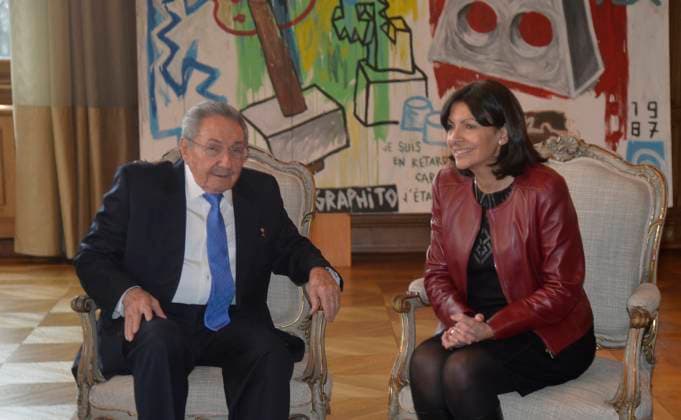 Raul Castro Meets Paris Mayor Hidalgo - Paris Spanish-born Paris mayor Anne Hidalgo and Cuba s President Raul Castro during a reception at Hotel de Ville city hall, in Paris, France on February 2, 2016. Raul Castro is on a three-day official state visit to France, his first ever to Europe, which is being seen as a key step in rebuilding his nation s ties with the West. Photo by Christian Liewig ABACAPRESS.COM Paris France  Copyright: xLiewigxChristian ABACAx 532961_015 LiewigxChristian ABACAx 532961_015