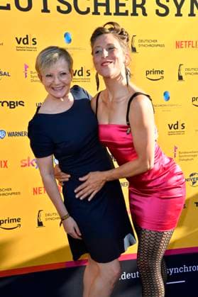 Britta Steffenhagen und Begleitung bei der Verleihung des Deutschen Synchronpreises 2023 im Tipi am Kanzleramt. Berlin, 07.07.2023