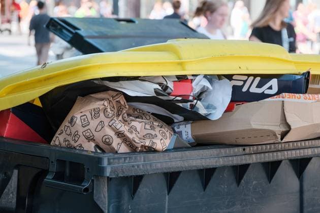 Düsseldorf 08.07.2023 gelbe Tonne Mülltonne Kunststoff Plastik Recycling Müll Abfall Wohlstandsmüll Wohlstandsgesellschaft Verpackung Verpackungsmüll Restmüll Plastiktonne Plastiktüte Mülltüte Umwelttonne Der Grüne Punkt Fehlbefüllung Papierabfall Kartonage Fila Düsseldorf Nordrhein-Westfalen Deutschland *** Duesseldorf 08 07 2023 yellow garbage can garbage can plastic plastic recycling garbage waste waste prosperity waste prosperity society packaging packaging waste residual waste plastic garbage can plastic bag garbage bag environmental garbage can Der Grüne Punkt misfilling paper waste cardboard Fila Duesseldorf North Rhine Westphalia Germany