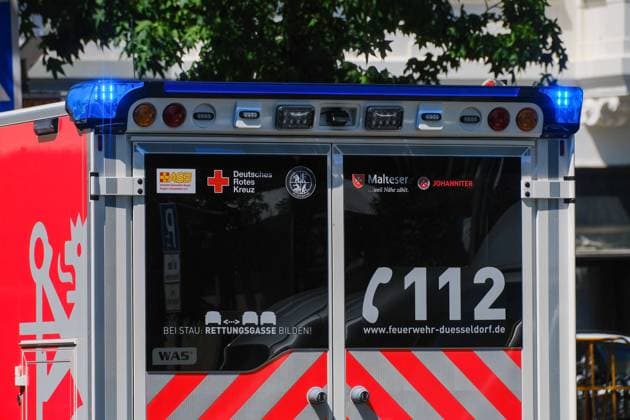 Feuerwehr und Notarzt, Symbolfotos Düsseldorf 08.07.2023 Rettungswagen Rettungsdienst Rettungstransportwagen RTW Krankenwagen Feuerwehr Notarzt Blaulicht Sondersignal Notfall Rettungseinsatz Drehlicht Rettung Wegerecht Düsseldorf Nordrhein-Westfalen Deutschland *** Duesseldorf 08 07 2023 ambulance rescue service ambulance RTW ambulance fire department emergency doctor blue light special signal emergency rescue operation turning light rescue right of way Duesseldorf North Rhine Westphalia Germany