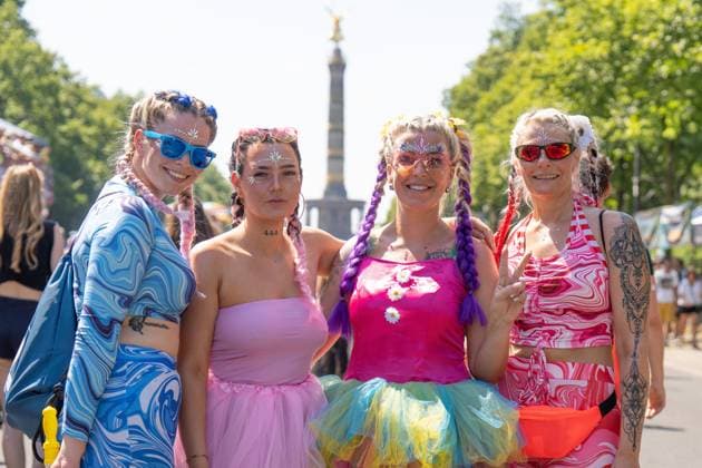 News Themen der Woche KW27 News Bilder des Tages RECORD DATE NOT STATED Rave The Planet Techno-Parade zog durch Berlin Rave The Planet Techno-Parade zog auf der Straße des 17. Juni zum Brandenburger Tor zur Siegesäule in Berlin Mitte und zurück. Mit Dr. Motte und vielen Techno DJs. 8.7.2023 Berlin Berlin GER *** Rave The Planet Techno Parade moved through Berlin Rave The Planet Techno Parade moved on the street of 17 June to the Brandenburg Gate to the Victory Column in Berlin Mitte and back With Dr Motte and many techno DJs 8 7 2023 Berlin Berlin GER
