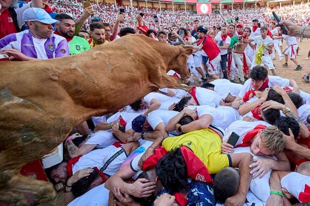 News Themen der Woche KW27 News Bilder des Tages July 9, 2023, Pamplona, Navarre, Spain: People take part in the traditional encierro (bull-run) of the San Fermin Festival in Pamplona, Spain on July 09, 2023. The bull-running fiesta is held annually from 06 to 14 July in commemoration of the city s patron saint. Visitors from all over the world attend the festival. Many of them physically participate in the highlight event - the running of the bulls, or encierro - where they attempt to outrun the animals along a route through the narrow streets of Pamplona s old city. Pamplona Spain - ZUMAa206 20230709_zsp_a206_063 Copyright: xRubenxAlbarranx