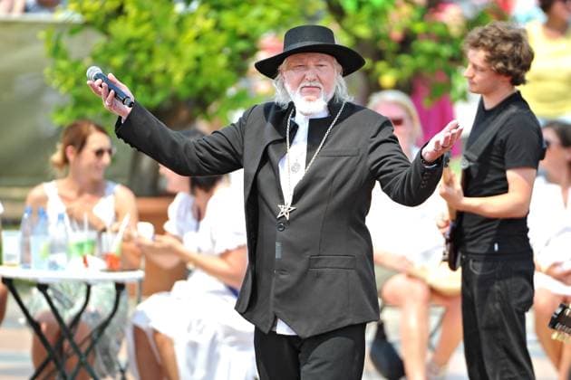 Entertainment Themen der Woche KW27 Entertainment Bilder des Tages ZDF - Fernsehgarten. Sänger Joachim Witt während der ZDF - Unterhaltungsshow Fernsehgarten am 09.07.2023 in Mainz. 20230709MWI81765 *** ZDF Fernsehgarten singer Joachim Witt during the ZDF entertainment show Fernsehgarten on 09 07 2023 in Mainz 20230709MWI81765